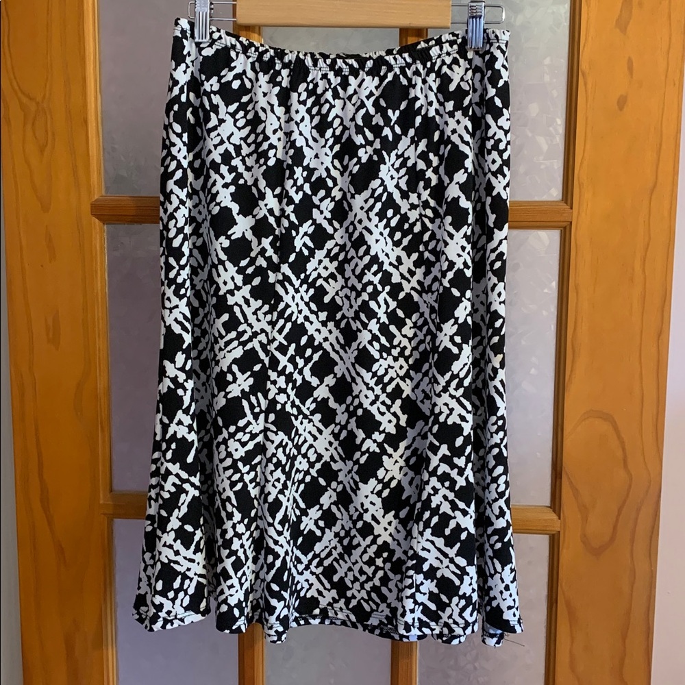 3/25$ Black and White Patterned Skirt